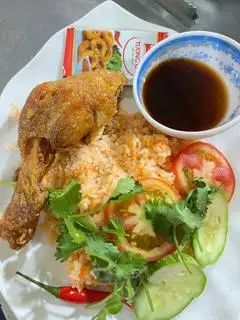 Cơm gà xối mỡ đùi - 40.000 ₫ tại Cơm Gà Xối Mỡ Thuận Phát - Tỉnh Lộ 10