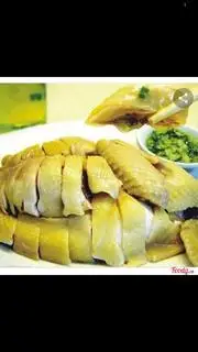 Hình ảnh Gà luộc nửa con tặng kèm nước chấm