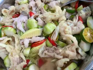 Hình ảnh Chân gà rút xương ngâm sả tắc