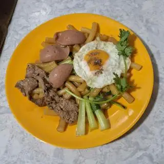 Hình ảnh  Nui xào bò.trứng . xúc xích 