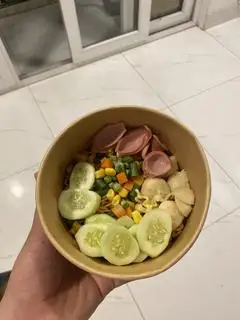 Hình ảnh mì trộn indomie rau củ xúc xích