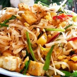 Hình ảnh hủ tiếu trộn , chả, sườn, hoàn thánh 