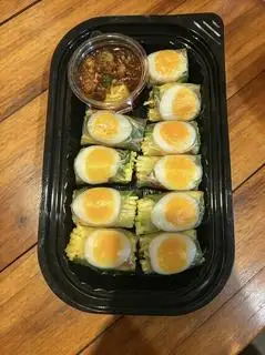 Hình ảnh Bánh tráng cuốn trứng lòng đào sốt me 
