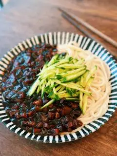 Mì Udon Thịt Bằm Sốt Tương Đen - 85.000 ₫ tại Mè Chì - Mì, Chè & Khoai - Trần Văn Đang