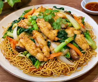 Hình ảnh Mì xào giòn phi lê gà 
