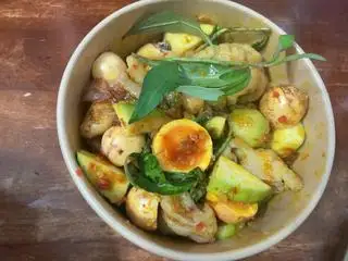 Hình ảnh chân gà rút xương mix trứng non sốt me 