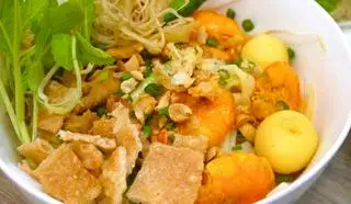 Mì quảng sườn - chả tôm - 53.000 ₫ tại Mì Quảng Thu Bồn - Tạ Quang Bửu