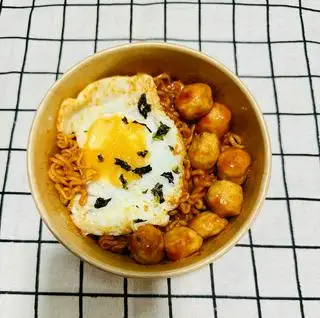 Mì trộn sốt cay cá viên - trứng chiên - 53.000 ₫ tại Sum Sum Food - Mì Trộn & Ăn Vặt - Đường Số 14