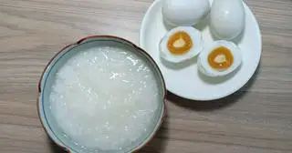 Hình ảnh cháo trắng + 2 quả vịt muối