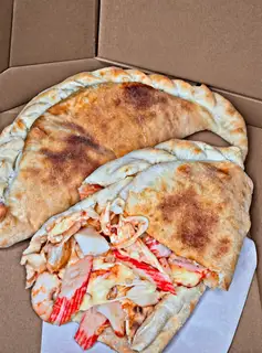 Pizza Gối Nhân Hải Sản Phô Mai / Seafood & Cheesy Pillow Pizza - 169.000 ₫ tại Tường Vi - Cá Viên Chiên Nước Mắm, Trứng Non & Chân Gà Sốt Thái - Đoàn Văn Bơ