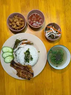 Hình ảnh Cơm Đùi Gà Nướng