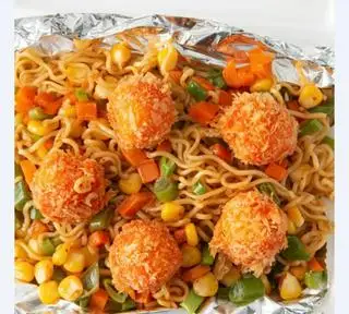 Hình ảnh Mì trộn viên hải sản phô mai