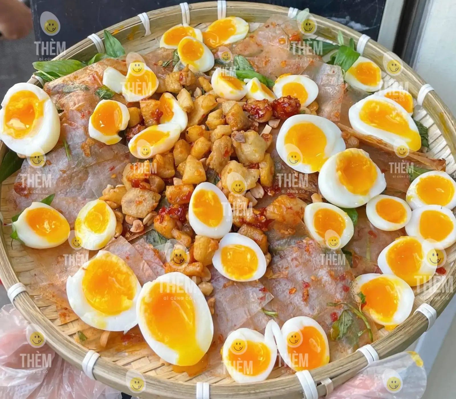 Bánh tráng trộn satế tóp mỡ trứng lòng đào - 45.000 ₫ tại Thèm Gì Cũng Có - Bánh Tráng Tóp Mỡ Trứng Lòng Đào - Tôn Đản