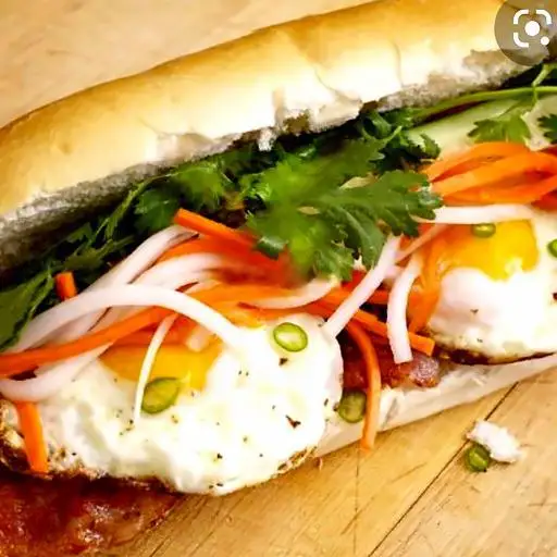 Bánh mì ốp la - 30.000 ₫ tại Đức Thắng - Bánh Mì Hà Nội - Nguyễn Văn Lượng