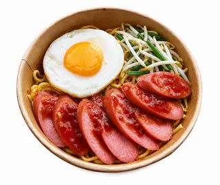 Hình ảnh Mì trộn xúc xích trứng