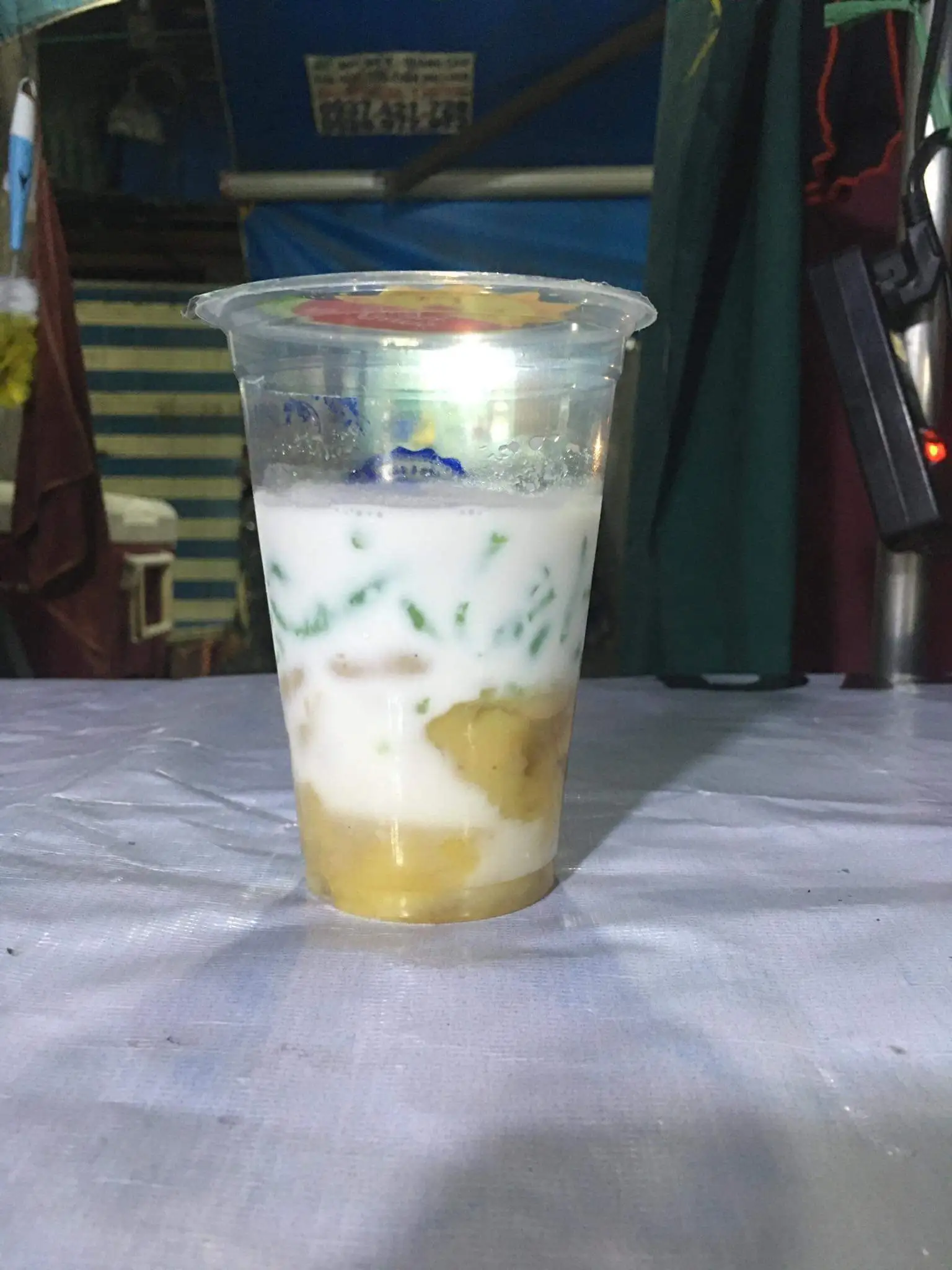Mix đậu xanh , đậu  trắng , bánh lọt , nước cốt dừa  - 29.000 ₫ tại Quyên - Chè Thập Cẩm Và Sâm Bổ Lượng - Nguyễn Cư Trinh