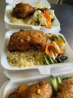 Hình ảnh Cơm gà xối mỡ (má đùi)