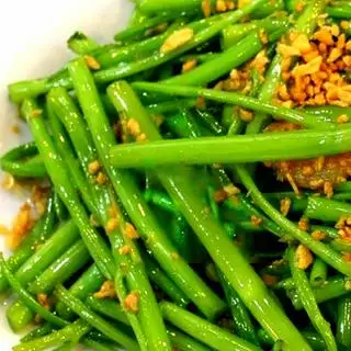 Rau muống xào bơ tỏi - 40.000 ₫ tại Ốc Đêm Bờ Kè - Chung Cư 23/49 Đinh Tiên Hoàng
