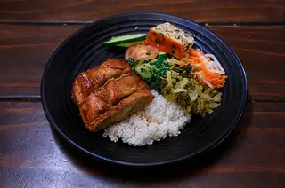 Hình ảnh Cơm tấm sườn cây nướng mật ong + Chả