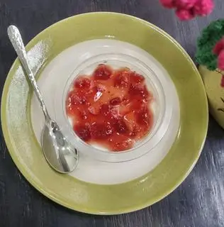 Hình ảnh Panna Cotta Mềm Tan Ngập Sốt Dâu Tây