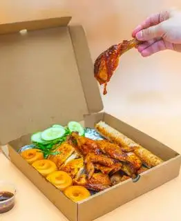 Gà gia truyền +1 cơm làm+4 bánh bao " tặng full đồ ăn kèm  - 250.000 ₫ tại Gà Nướng Quỳnh Như - Cách Mạng Tháng 8