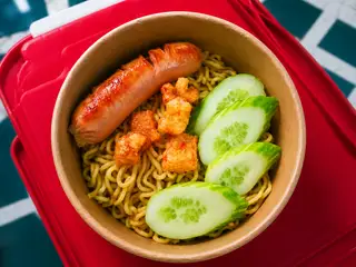 Hình ảnh Mì trộn xúc xích