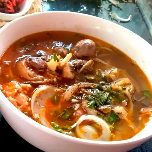 Hình ảnh Bún bò Huế tô lớn tái - nạm