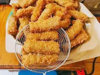 nem chua rán - 3 cây - 20.000 ₫ tại Sumi - Cá Viên , Mì Cay & Ăn Vặt Đêm - Tôn Đản 