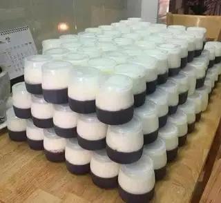 Sữa chua nếp than - 20.000 ₫ tại Bếp Mẹ Ốc - Rau Câu, Bánh Flan & Sữa Chua Nếp Cẩm - Bà Hạt