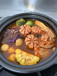 Hình ảnh Mì cay kim chi xúc xích