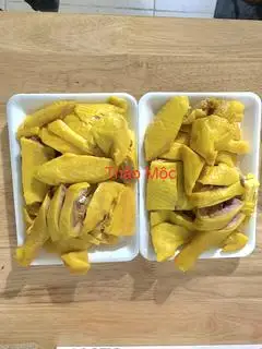 Hình ảnh 1 con gà ủ muối thảo mộc đầy đủ chặt sẵn