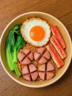 Hình ảnh Mì Trộn Xúc Xích + Thanh Cua + Trứng Chiên Lòng Đào