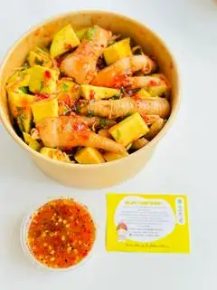 Chân Gà Sốt Thái Có Xương Kèm Xoài  Hộp Nhỏ - 105.000 ₫ tại Chân Gà Alo Chicken - Lê Quang Định