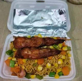 Hình ảnh mì trộn gà xiên que