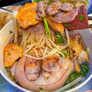 Hình ảnh Bún bò Huế bát đầy đủ