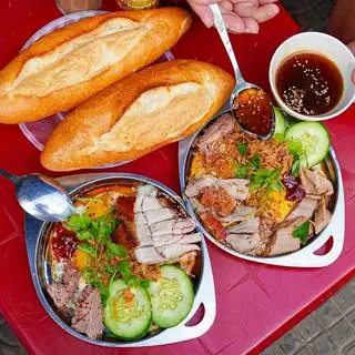 Hình ảnh Bánh mì heo quay +ốp la