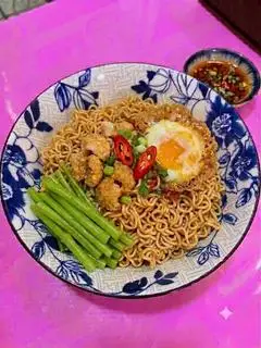 Hình ảnh Mì trộn trứng chiên lòng đào