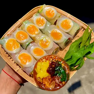 Hình ảnh Phơi Sương Cuốn Trứng Lòng Đào Chấm Sốt Bơ Me