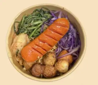 Hình ảnh Mì cay trộn xúc xích
