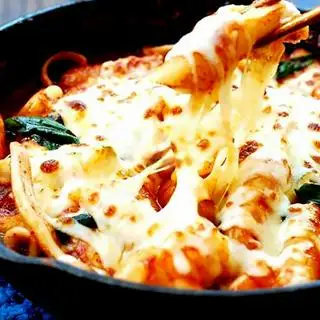 Hình ảnh Tokbokki Chả Cá Phủ Phomai Mozzarella