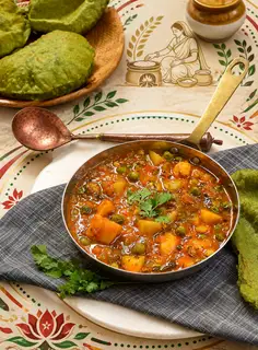 Hình ảnh Aloo tamatar matar ki sabzi/ Cà ri khoai tây, cà chua và đậu Hà Lan 
