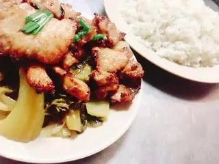 Hình ảnh cơm rang ba chỉ cháy cạnh + trà quất