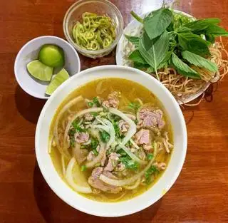 bún bò tái chả - 45.000 ₫ tại Quán Hữu Phát - Bún Bò Huế & Cháo Lòng - Tân Kỳ Tân Quý