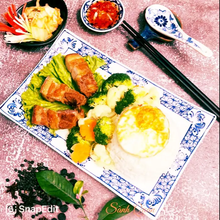 Hình ảnh Cơm thịt ba chỉ kho +trứng ốp 