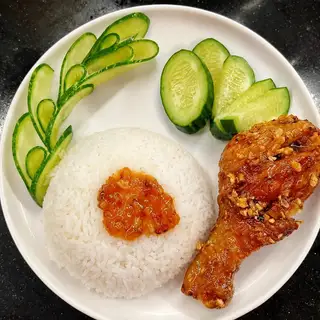 Cơm thố gà giòn sốt Heo Con cay - 52.000 ₫ tại Heo Con - Cơm Gà Sốt & Gà Rán - Phạm Ngũ Lão