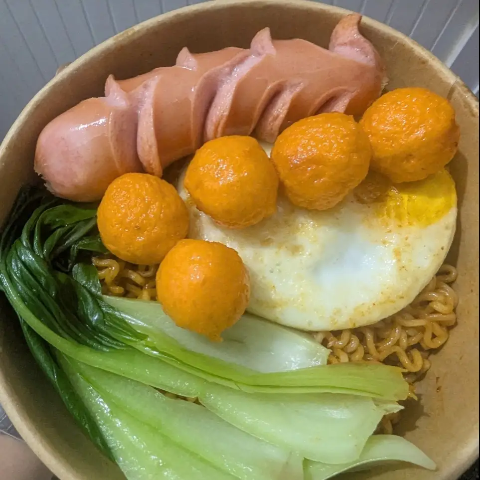 Hình ảnh Mì Trộn Ốp La Tôm Viên Xúc Xích
