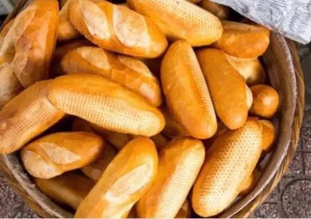Bánh mì không - 6.000 ₫ tại Bánh Mì Hà Nội Thành Dung - Trường Sơn