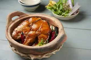 Hình ảnh cơm cá trê kho tộ