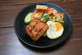 Hình ảnh Cơm tấm sườn cây nướng mật ong + Ốp la + Chả