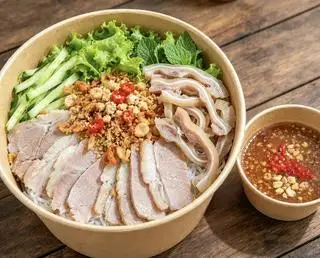 Hình ảnh bún mắm nêm thịt luộc, tai heo